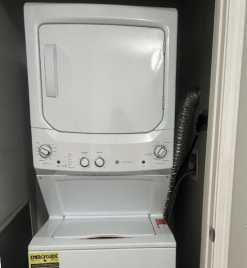 a washer and dryer in a small room at The Spanish Oaks