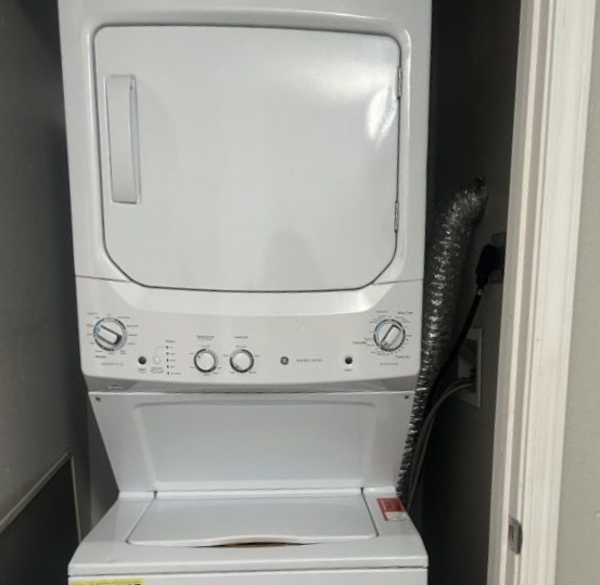 a washer and dryer in a small room at The Spanish Oaks